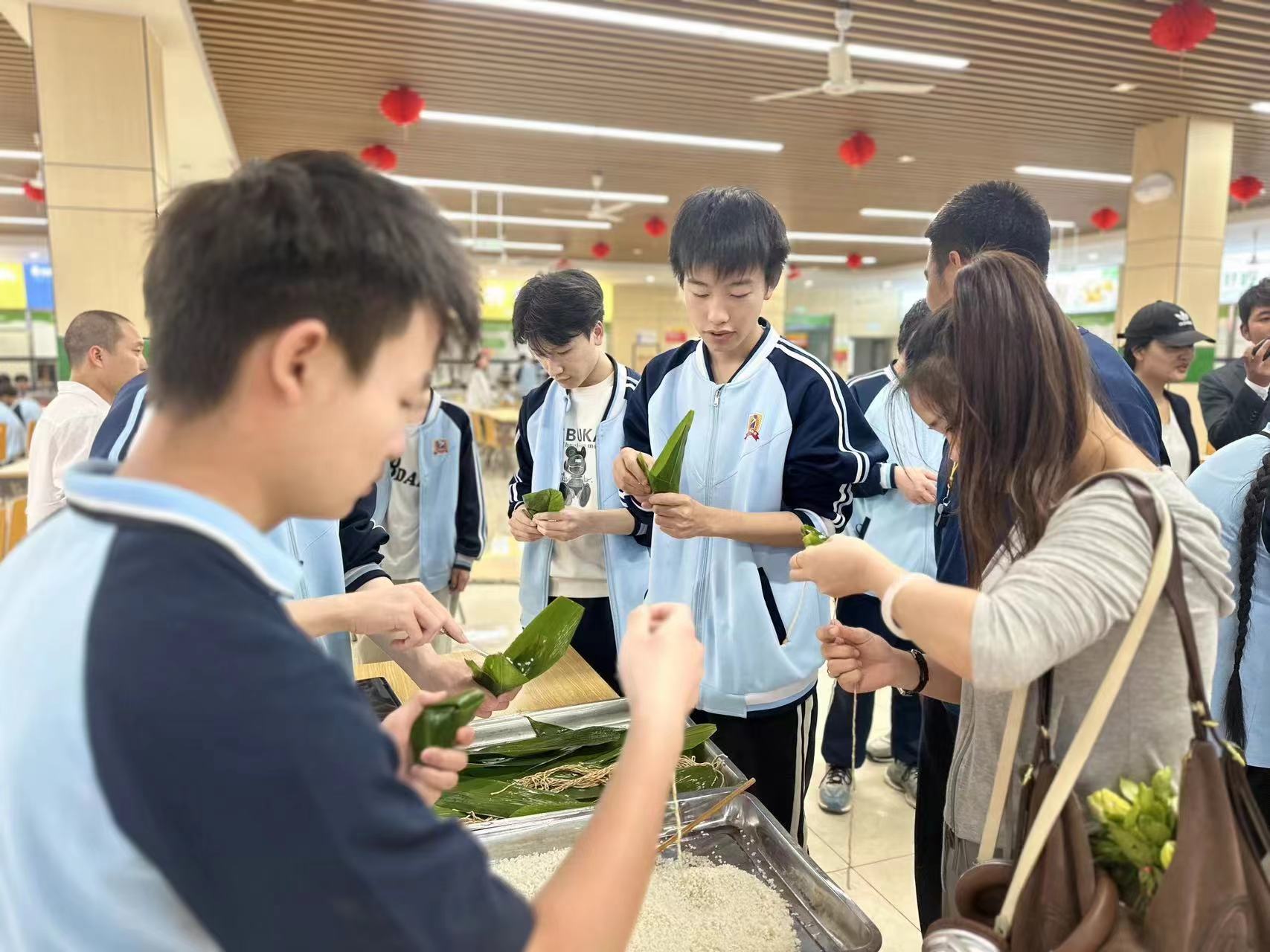 我校举办传统文化体验活动，学生亲手包粽子传承端午习俗