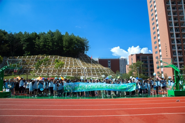 贵阳新华校园泼水狂欢盛宴，学子乐翻天